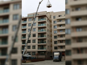 СИЗИФ - Фото Подъем ванны краном в окно, номер 17049