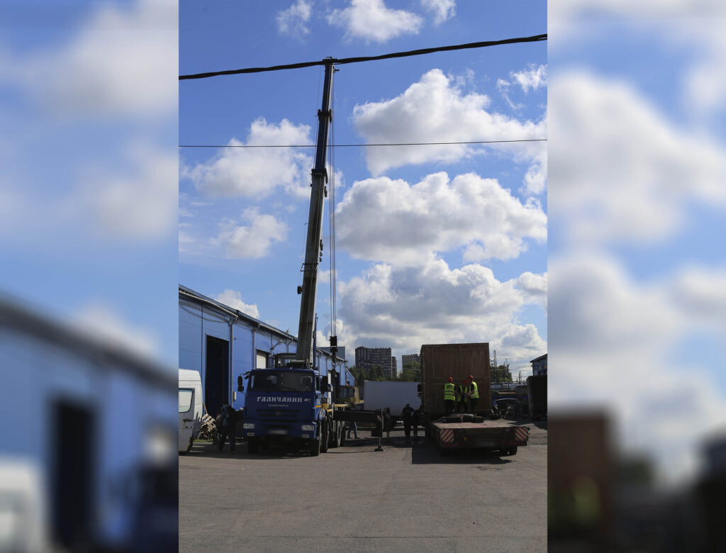 СИЗИФ - Фото Разгрузка нового станка весом 7,5 тонны с трала и установка в новом цехе