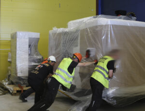 СИЗИФ - Фото Разгрузка нового станка весом 7,5 тонны с трала и установка в новом цехе, номер 23364