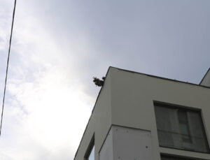 СИЗИФ - Фото Монтаж барельефа на высоте третьего этажа, номер 23221