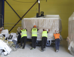 СИЗИФ - Фото Разгрузка нового станка весом 7,5 тонны с трала и установка в новом цехе, номер 23369