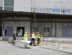 СИЗИФ - Фото Подъём конвейерной линии через окно на высоту 25 метров, номер 23280